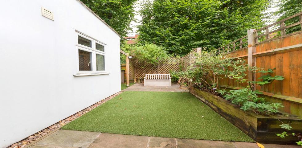 			PRIVATE GARDEN, 3 Bedroom, 1 bath, 1 reception Flat			 North End Road , GOLDERS GREEN